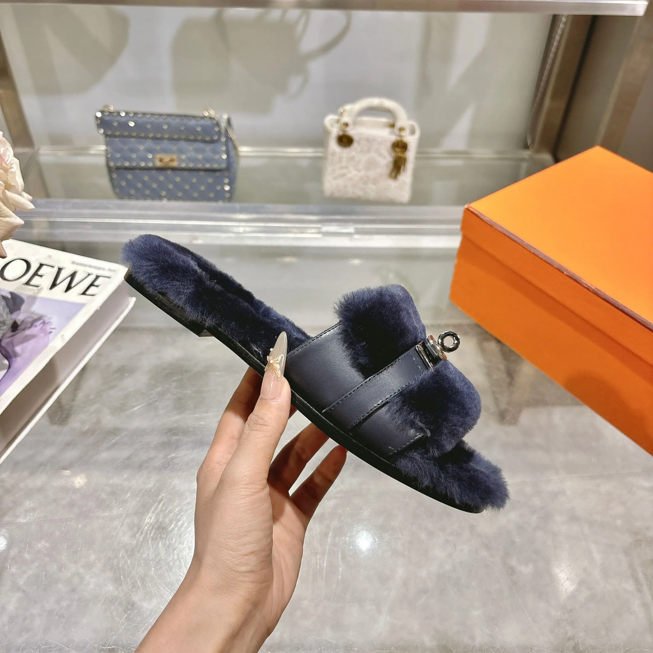 👟👟Ex-factory price 500👟👟 Purchasing agent level Hermes Hermès second uncle hair slippers are in stock all year round. 2025 new and new colors official website, Xiaohongshu synchronizes the latest color matching Hermès hot models are hot online, upgraded workmanship, high quality! Fashionable small wool H-trailers, autumn and winter style flat-soled wool mop, can be customized without standard, non-refundable and non-exchangeable. Fabric: Imported lamb's roll real wool. Lining: Imported lamb's roll real wool. Outsole: Genuine leather outsole. Size: 35-43, [Note: 41, 42, 43 customized]